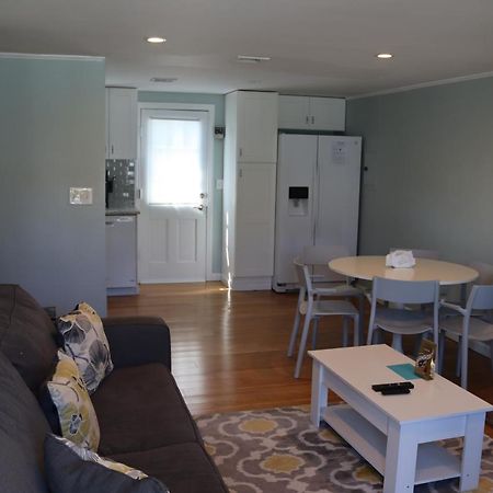 Seaside Serenity, Just A Block /0.1 Mile Away From The Beach 야머스포트 외부 사진