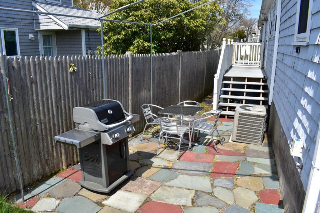 Seaside Serenity, Just A Block /0.1 Mile Away From The Beach 야머스포트 외부 사진