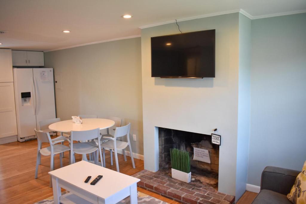 Seaside Serenity, Just A Block /0.1 Mile Away From The Beach 야머스포트 외부 사진