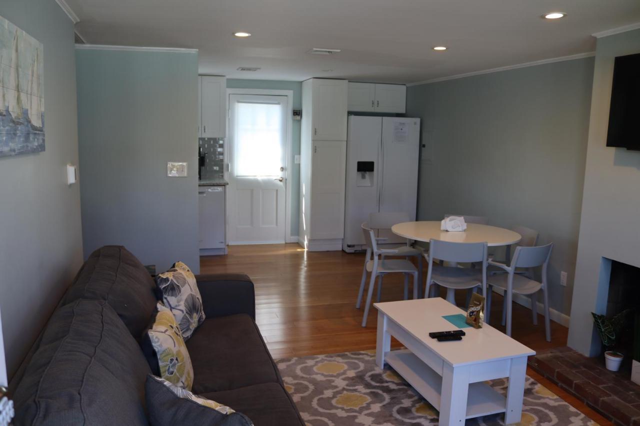 Seaside Serenity, Just A Block /0.1 Mile Away From The Beach 야머스포트 외부 사진