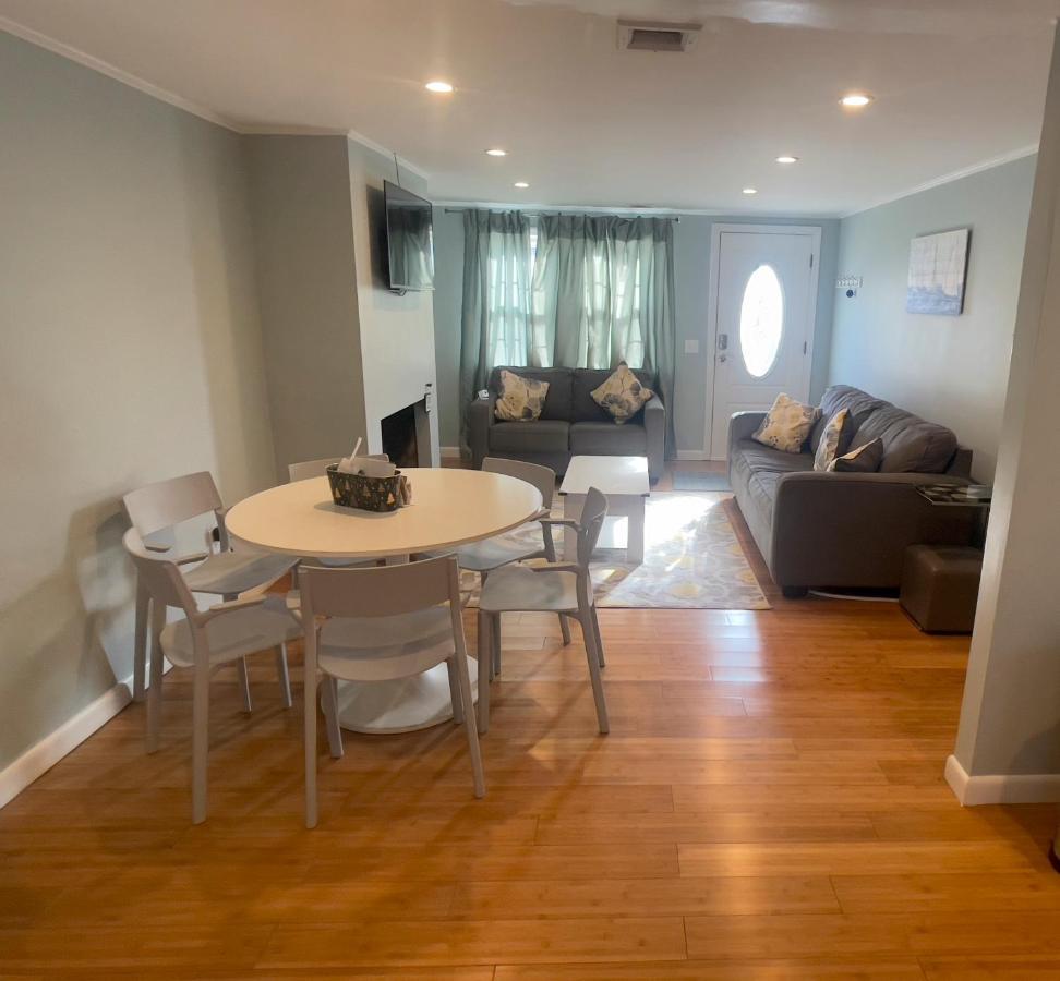 Seaside Serenity, Just A Block /0.1 Mile Away From The Beach 야머스포트 외부 사진