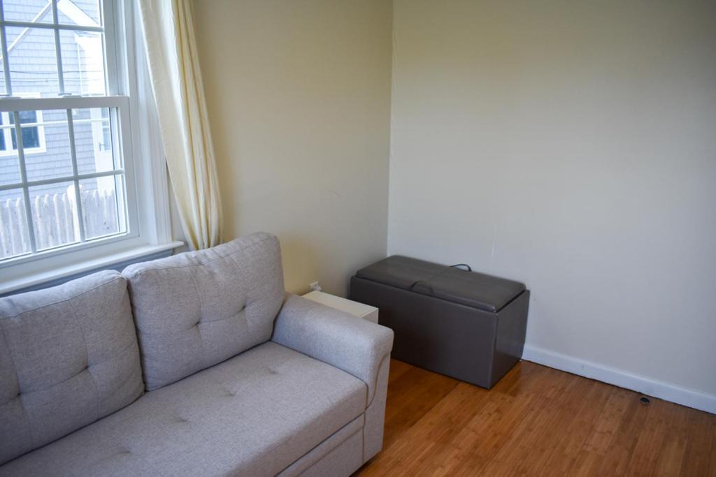 Seaside Serenity, Just A Block /0.1 Mile Away From The Beach 야머스포트 외부 사진
